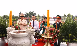 Dâng hương tri ân các Anh hùng liệt sĩ tại nghĩa trang tỉnh An Giang