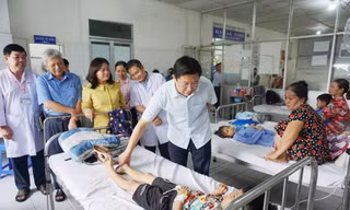 Vụ nghi ngộ độc sau bữa trưa ở trường học: Ca nhập viện lên 69, bộ và tỉnh chỉ đạo khẩn