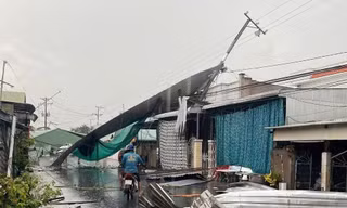 Mưa giông kèm lốc xoáy làm 47 căn nhà bị sập và tốc mái