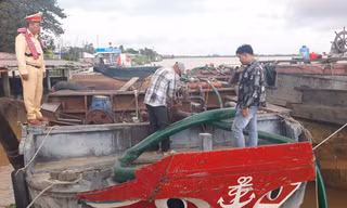 Bị phát hiện hút cát trái phép, 'cát tặc' nhảy sông bỏ trốn