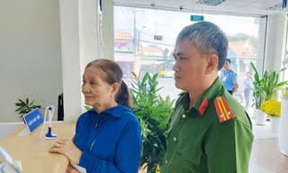 Cụ bà ‘hốt hoảng’ khi nhận 2 tỷ đồng từ tài khoản lạ