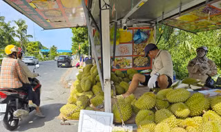 Sầu riêng ‘rẻ như bèo’ bán đầy vỉa hè 