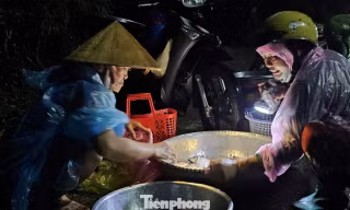Độc đáo ‘chợ ma’ mùa nước nổi ở An Giang