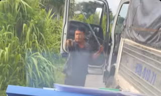 Làm rõ clip tài xế dùng hung khí đánh người do vượt xe không được