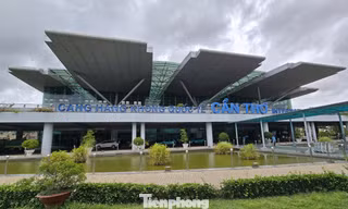 Bài viết phân tích các đề xuất dời trung tâm hành chính và xây sân bay mới của Cần Thơ, nhấn mạnh tầm quan trọng của cân nhắc chi phí và lợi ích thực tế.