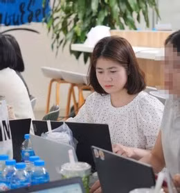 Chị Hương làm chuyên viên văn thư lưu trữ cho một công ty nước ngoài ở Hà Nội. Ảnh: Huong Daily Vlog