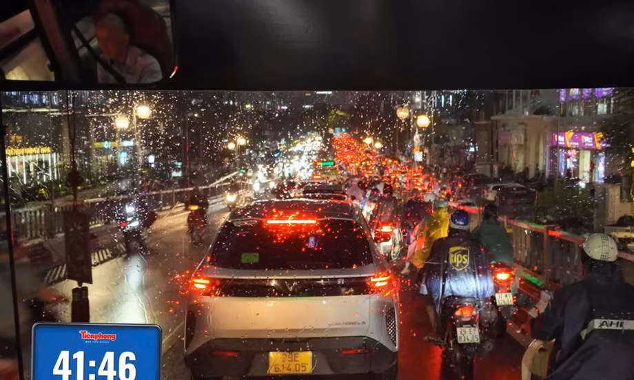 Buýt nhanh BRT bị vây hãm ở các nút giao vào giờ tan tầm thế nào?