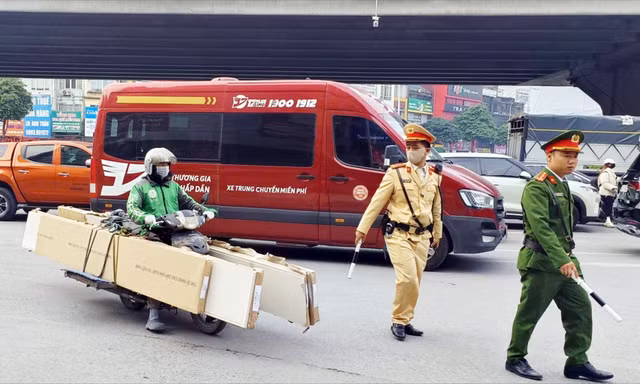 Hà Nội xử lý loạt xe chở hàng cồng kềnh gây mất an toàn giao thông