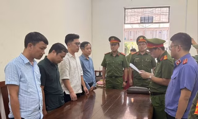 Cơ quan chức năng tống đạt, thi hành các quyết định khởi tố.