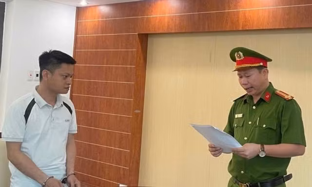 Phạm Công Sơn Bách (trái ảnh).