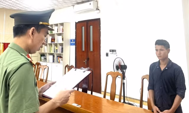 Nhặt được súng trong nghĩa trang mang đi bắn chim, người đàn ông bị khởi tố