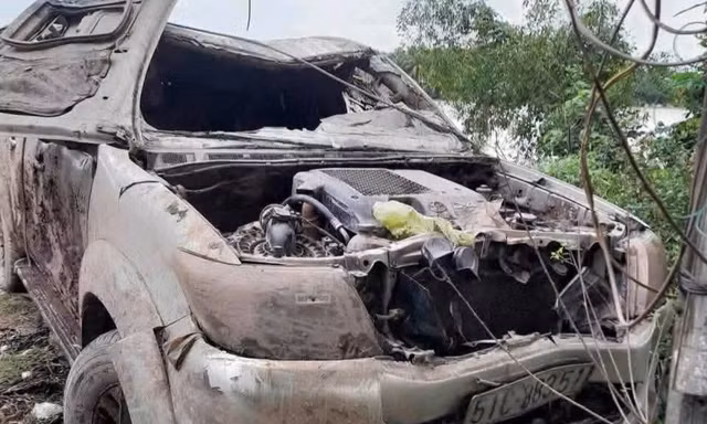 Lai lịch xe bán tải dưới kênh, bên trong có xương người