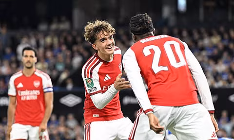 Thần đồng 16 tuổi lập cú đúp, Arsenal thắng tưng bừng ở Cúp Liên đoàn