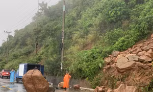 Mưa lớn, đá núi Sơn Trà sạt trượt xuống đường 