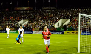 Michael Owen mở tỷ số, các huyền thoại MU giành chiến thắng trước Việt Nam All Stars