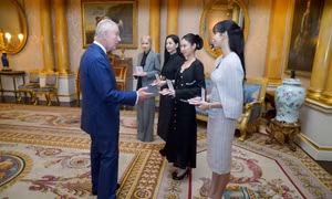 BLACKPINK lăng xê xu hướng thời trang nào khi tới Cung điện Buckingham?
