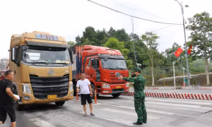 Điều tiết phương tiện chở hàng qua biên giới Lạng Sơn. Ảnh: BP