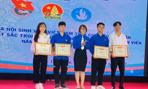 Lạng Sơn khen thưởng nhiều sinh viên 5 tốt, đạt thành tích cao