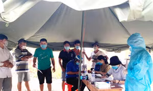 Ngành Y tế Đắk Nông lấy mẫu xét nghiệm các trường hợp liên quan đến ca mắc COVID-19