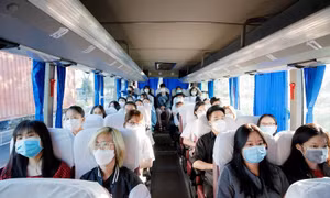"Rì-viu" chân thật dịch vụ xe buýt nhanh đưa đón sinh viên của Đại học Kinh tế TP.HCM