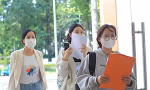 Sinh viên bất ngờ khi học phí tăng đến 25%, trường nói đúng quy định