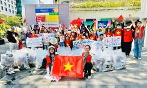 Bạn trẻ TP. HCM chung tay làm sạch đường phố sau các buổi diễu binh, diễu hành