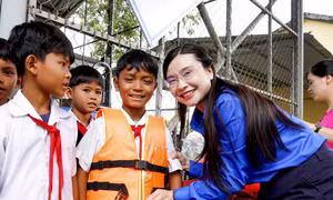 Dạy bơi miễn phí, trao học bổng cho thiếu nhi ở Gia Lai