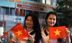 Giới trẻ hào hứng xuống phố xem hợp luyện diễu binh, diễu hành chuẩn bị lễ 30/4