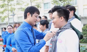 444 đại biểu dâng hoa Chủ tịch Hồ Chí Minh, đón nhận Huy hiệu Thanh niên tiên tiến làm theo lời Bác