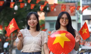 Giới trẻ hào hứng check-in với cờ Tổ quốc dịp 30/4
