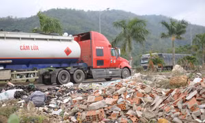 Xà bần chất thành ‘núi’ trên vỉa hè tuyến đường kết nối quan trọng ở Bình Định