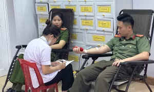 Cụ bà vượt qua nguy kịch nhờ 4 cán bộ công an hiến máu