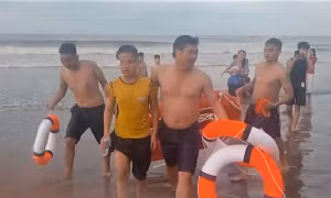 Trưởng công an xã cùng người dân lao mình giữa sóng dữ cứu nam sinh đuối nước