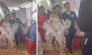 Cô dâu chú rể bì bõm lội nước tiếp khách trong nước lũ