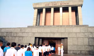 Đoàn đại biểu Cháu ngoan Bác Hồ tỉnh Hà Nam dâng hoa, viếng Chủ tịch Hồ Chí Minh