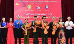 Lễ chào cờ đầu tuần đặc biệt ở trường Bưởi