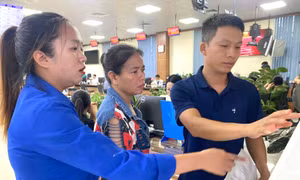 'Áo xanh' khí thế ra quân hỗ trợ người dân thực hiện dịch vụ hành chính công