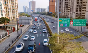 Xử phạt lỗi không giữ khoảng cách trên cao tốc: Đi cách bao nhiêu mét thì đúng luật?