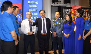 Chủ tịch UBND tỉnh Khánh Hòa 'gỡ rối' cho thanh niên về việc làm, chuyển đổi số