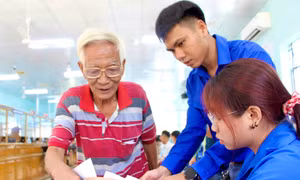 'Có thanh niên hỗ trợ, hết sợ viết sai giấy tờ' 