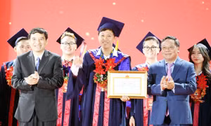 Tuyên dương 100 thủ khoa xuất sắc: Tạo nguồn nhân lực chất lượng cao phát triển của Thủ đô