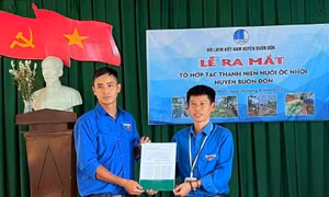 Bí thư huyện Đoàn (phải) và anh Hội trong lễ ra mắt tổ hợp tác thanh niên nuôi ốc nhồi