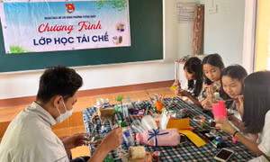 Bạn trẻ Đắk Lắk tái chế rác thải nhựa, bảo vệ môi trường
