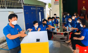 Anh Phạm Vạn Phát, Bí thư chi Đoàn ấp Thạnh Thuận, xã Đông Thạnh, huyện Châu Thành (Hậu Giang) giới thiệu máy ấp trứng cho ĐVTN 