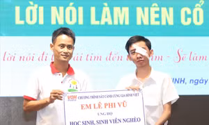 Em Lê Phi Vũ trao 175 triệu đồng ủng hộ học sinh sinh viên nghèo, trích từ hơn 1 tỷ đồng được cộng đồng giúp đỡ phẫu thuật mắt Ảnh: NGÔ TÙNG 