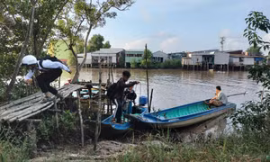 Bỏ việc, đùm cơm đi học cùng con: Chuyện không lạ ở Đất Mũi