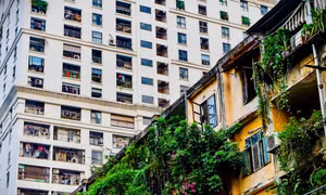 Hình ảnh đối lập giữa chung cư mới và cũ ở Hà Nội