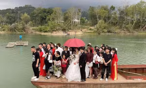 Hơn 40 người 'hộ tống' chú rể Lạng Sơn đi đón dâu bằng xuồng gây chú ý