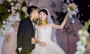Cô dâu chú rể ở Nghệ An đeo vàng trĩu cổ, tuyên bố điều bất ngờ giữa đám cưới