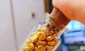 Giới trẻ Trung Quốc tiết kiệm tiền uống trà sữa để mua vàng 